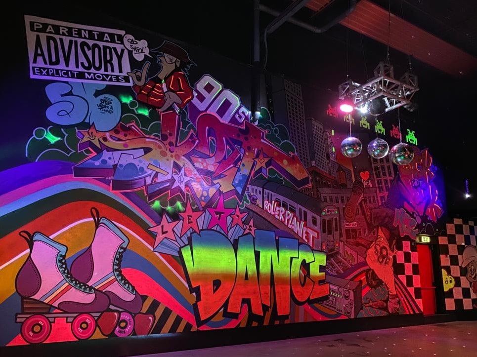Overzicht van de grote graffitiwand van Roller Planet in Amsterdam op de rolschaatsbaan.